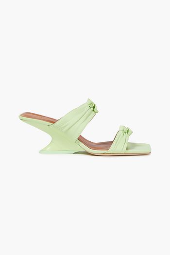 REJINA PYO Mules aus Leder mit Raffung