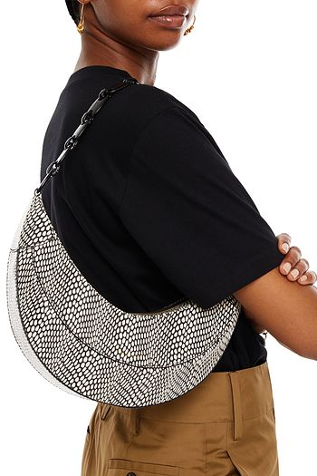 REJINA PYO Banana Schultertasche aus Leder mit Schlangeneffekt