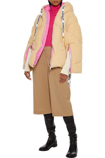 KHRISJOY Gesteppte Kapuzenjacke aus Shearling-Imitat mit Daunenfüllung