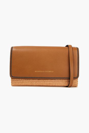 BRUNELLO CUCINELLI Schultertasche aus Raffiabastimitat mit Ledereinsatz und Verzierung
