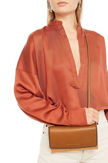 BRUNELLO CUCINELLI Schultertasche aus Raffiabastimitat mit Ledereinsatz und Verzierung