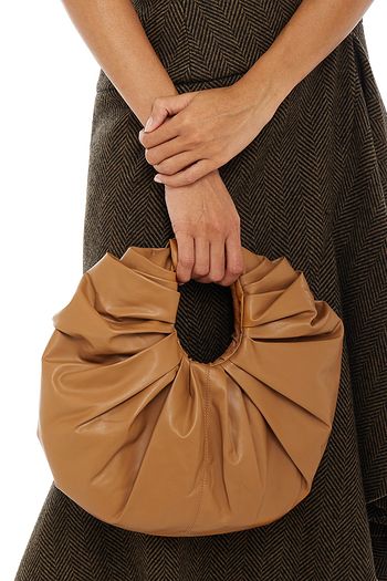 GIA STUDIOS Croissant Tote Bag aus plissiertem veganem Leder