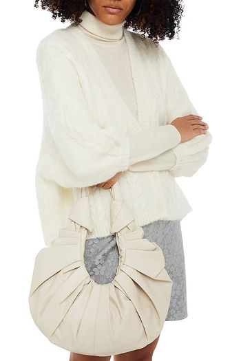 GIA STUDIOS Croissant Tote Bag aus plissiertem veganem Leder