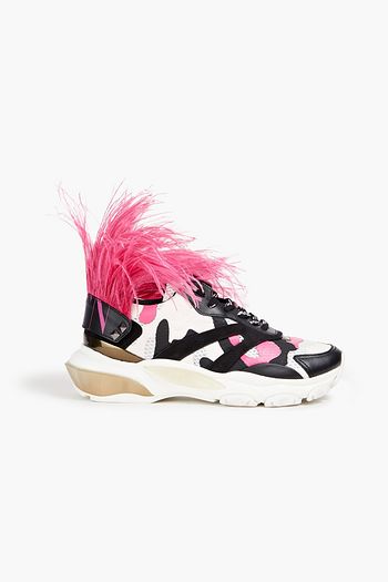 VALENTINO GARAVANI Sneakers aus beschichtetem Mesh mit Print, Lederbesatz und Federn