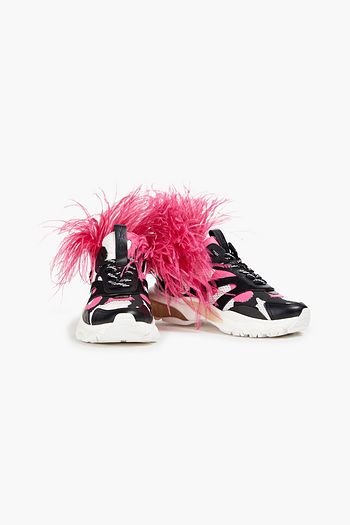 VALENTINO GARAVANI Sneakers aus beschichtetem Mesh mit Print, Lederbesatz und Federn