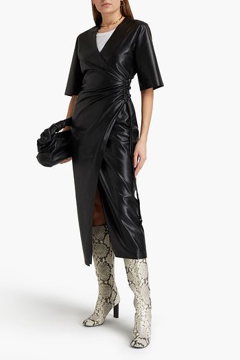 NANUSHKA Drapiertes Midi-Wickelkleid aus veganem Leder