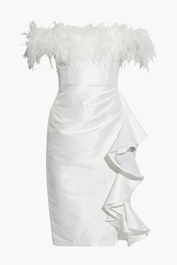 BADGLEY MISCHKA Schulterfreies Kleid aus glänzendem Twill mit Rüschen, Drapierung und Federn