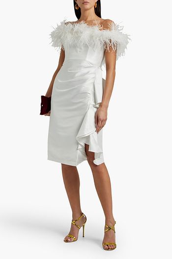 BADGLEY MISCHKA Schulterfreies Kleid aus glänzendem Twill mit Rüschen, Drapierung und Federn