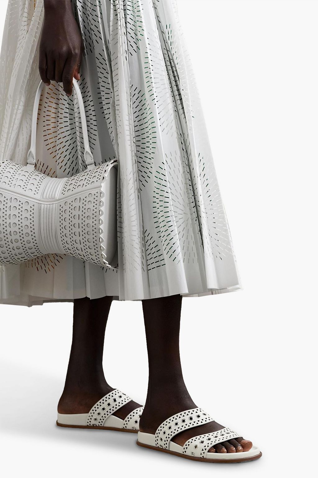 ALAÏA 아일렛 장식 레이저 컷 가죽 샌들