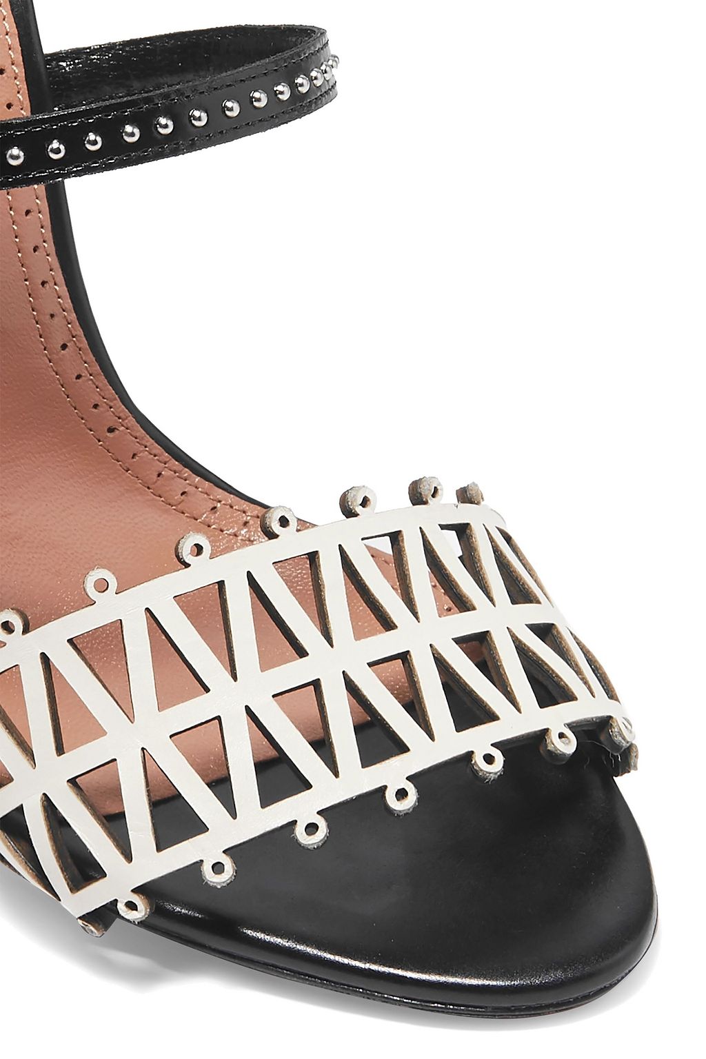 ALAÏA 105 zweifarbige Sandalen aus lasergeschnittenem Leder mit Nieten