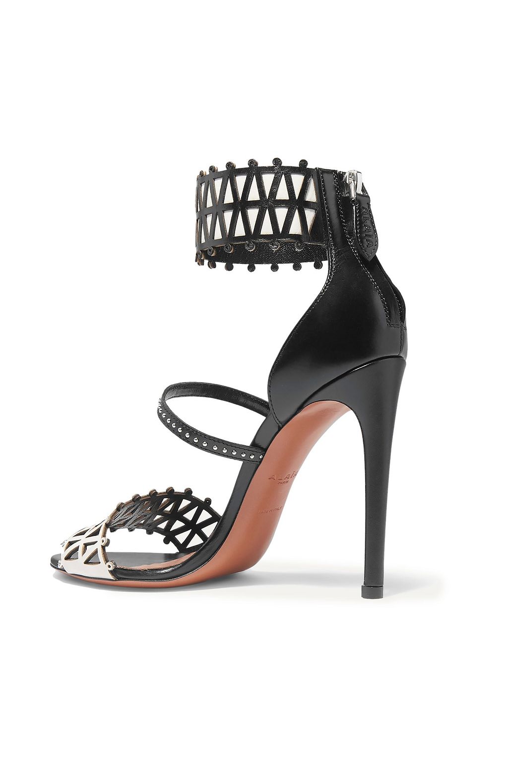 ALAÏA 105 zweifarbige Sandalen aus lasergeschnittenem Leder mit Nieten