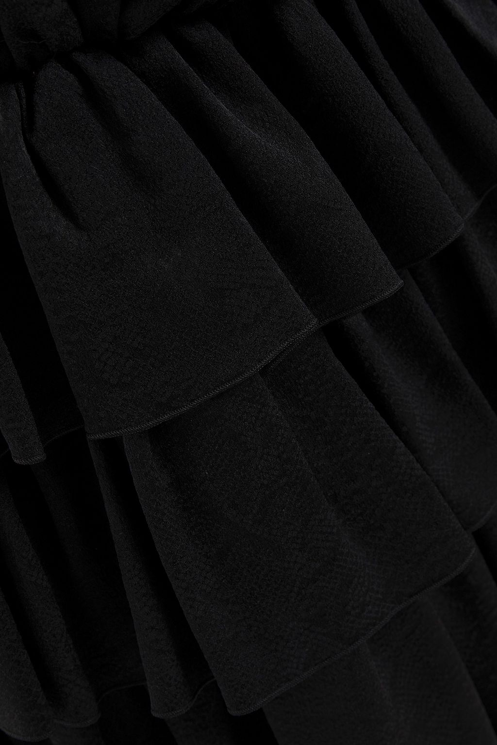 SAINT LAURENT فستان قصير من الجاكار والساتان بتصميم ملموم متعدد الطبقات