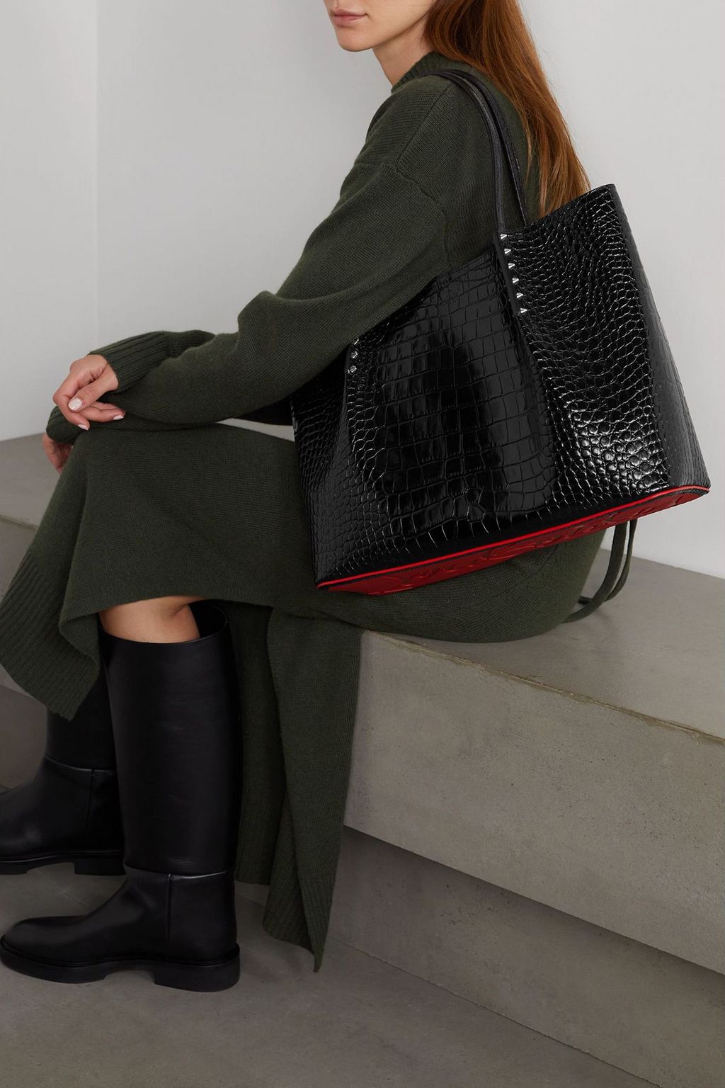 CHRISTIAN LOUBOUTIN حقيبة توت Cabarock من الجلد اللامع بطبعة جلد التمساح مزينة بمسامير لامعة