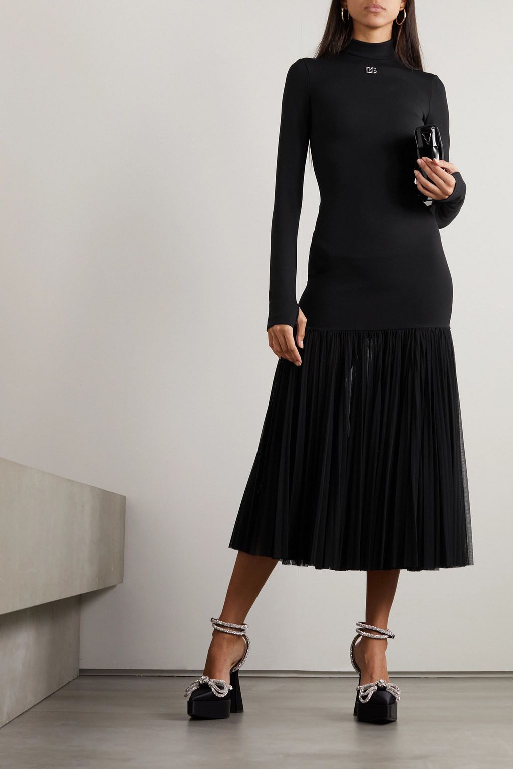 DOLCE&GABBANA فستان متوسط الطول من الجيرسي المطاط والتول مزين بشعار العلامة