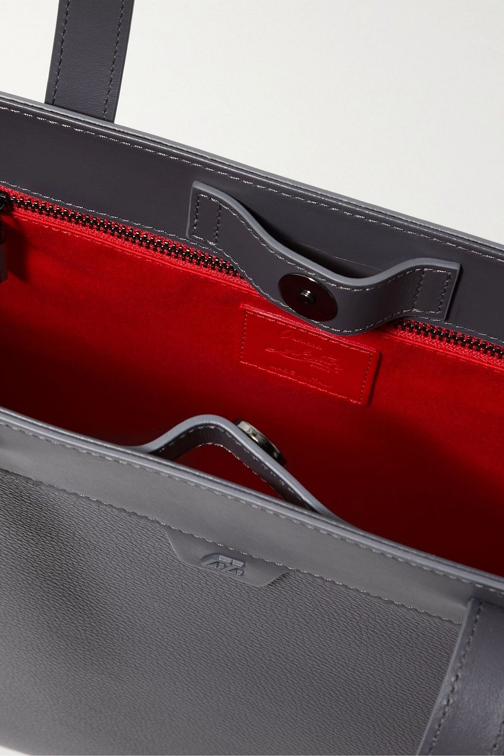 CHRISTIAN LOUBOUTIN حقيبة توت من المطاط والجلد مزينة بدبابيس معدنية