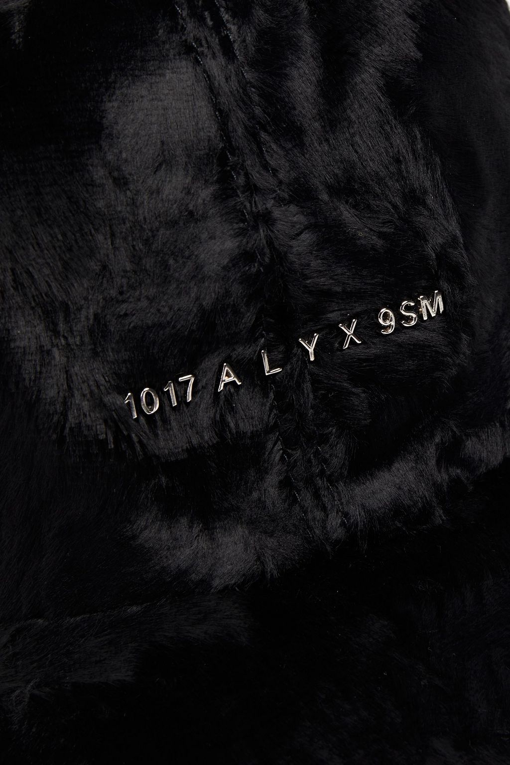 1017 ALYX 9SM Baseballcap aus Kunstfell mit Logoapplikation
