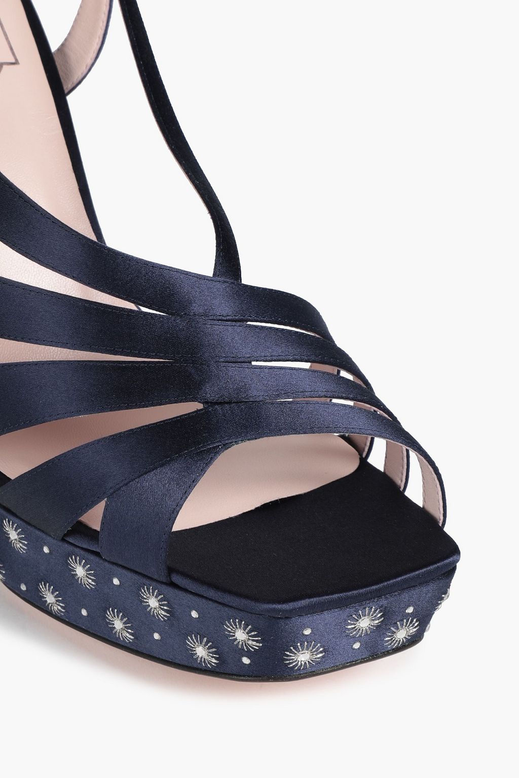 ROGER VIVIER صندل بحزام كاحل ونعل سميك من الساتان المزخرف