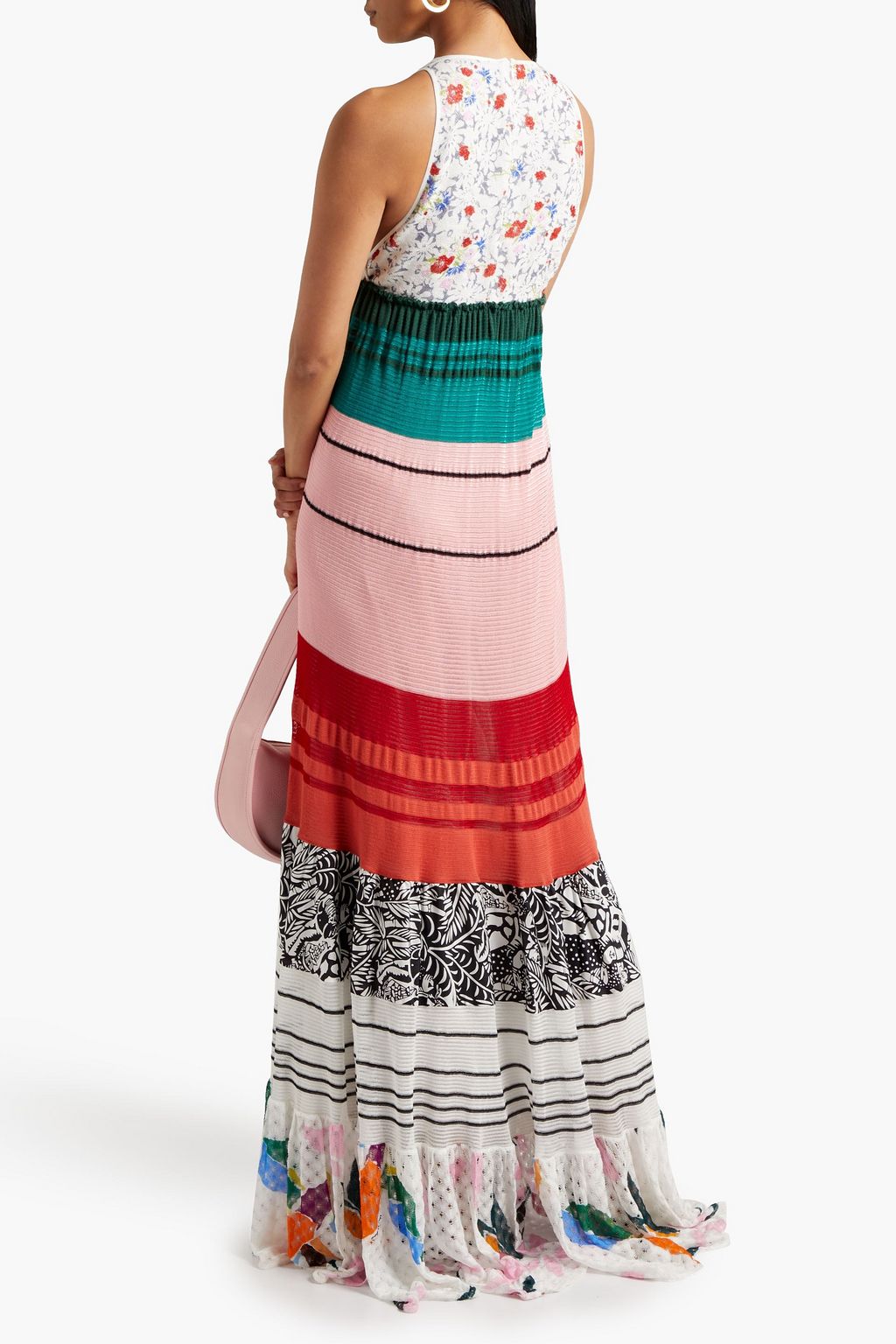 MISSONI فستان طويل مصنوع من نسيج بحبكة كروشيه بطبقات متدرجة ومزين بطبعات