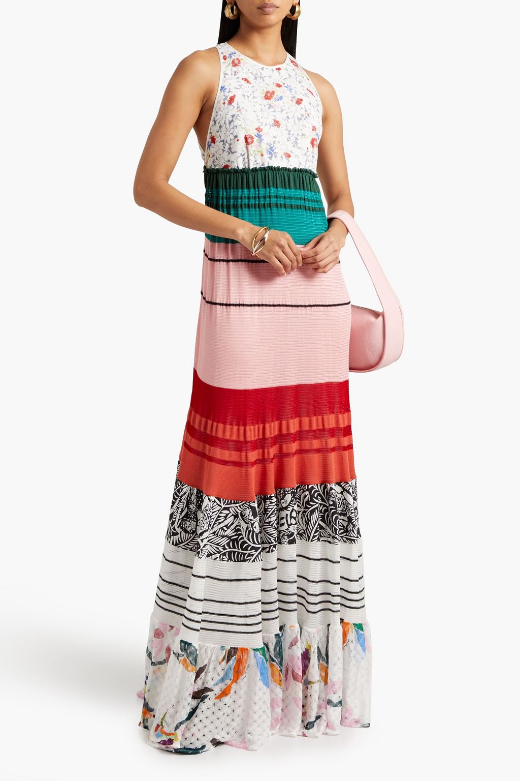 MISSONI فستان طويل مصنوع من نسيج بحبكة كروشيه بطبقات متدرجة ومزين بطبعات