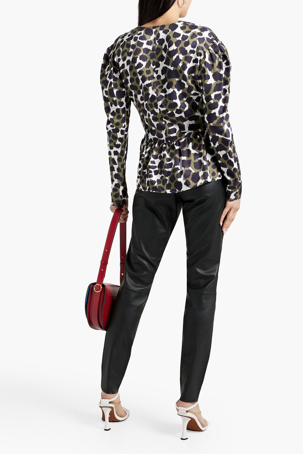 BY MALENE BIRGER توب «أوريتيس» من الساتان بكشكشة عند الخصر مزين بطبعة جلد النمر وبتصميم مزموم