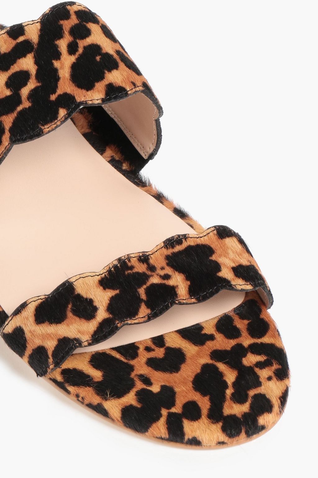STUART WEITZMAN Santorini 스캘럽 디테일 레오파드 프린트 카프 헤어 샌들