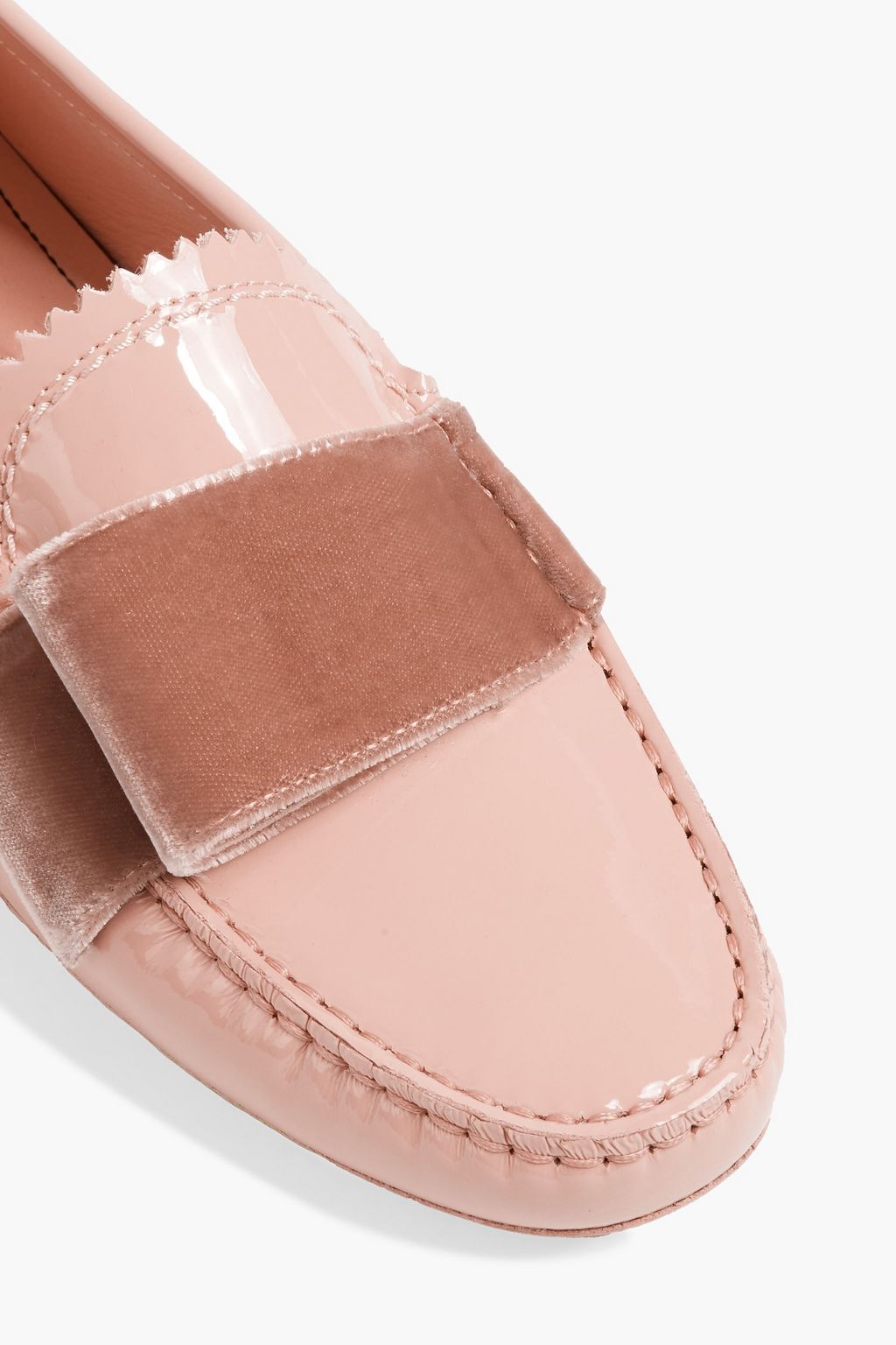 TOD'S حذاء لوفر مصنوع من الجلد اللامع بحواف من المخمل