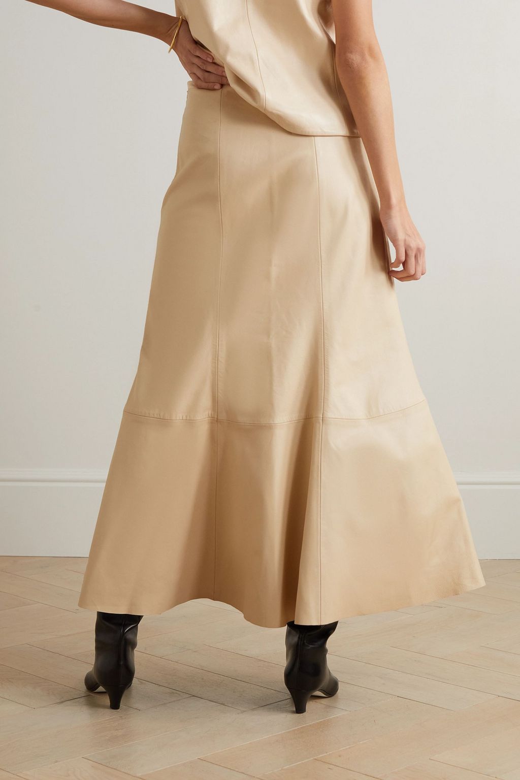 BY MALENE BIRGER تنورة متوسطة الطول Floela من قطع محاكة بجانب بعضها البعض من الجلد
