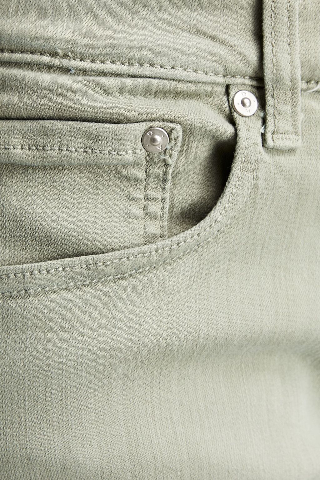 AG JEANS بنطلون جينز قصير بخصر متوسط الارتفاع وبقصة أرجل ضيّقة