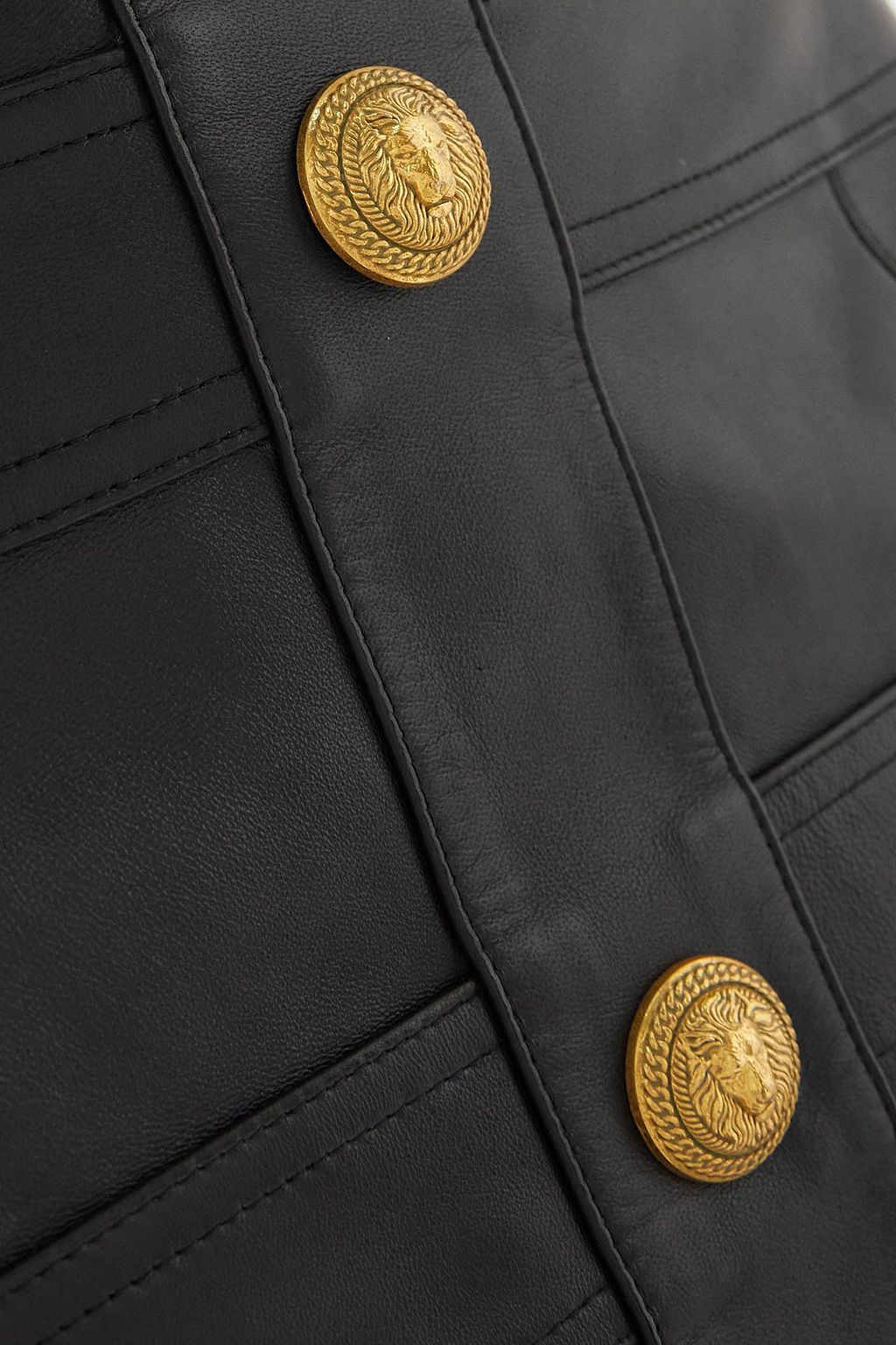 BALMAIN تنورة قصيرة مزركشة بأزرار من قطع من الجلد محاكة بجانب بعضها البعض