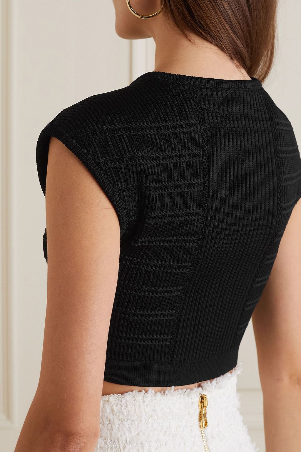 BALMAIN بلوزة قصيرة بحبكة مضلّعة ومزينة بأزرار