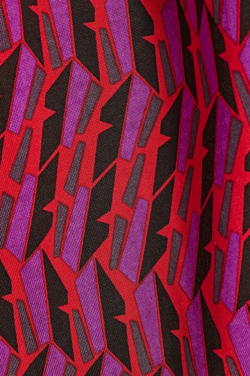 DIANE VON FURSTENBERG فستان “جالا” قصير ملتف مصنوع من نسيج الكادي مع قطع محاكة بجانب بعضها البعض من الشيفون ومزينة بطبعات
