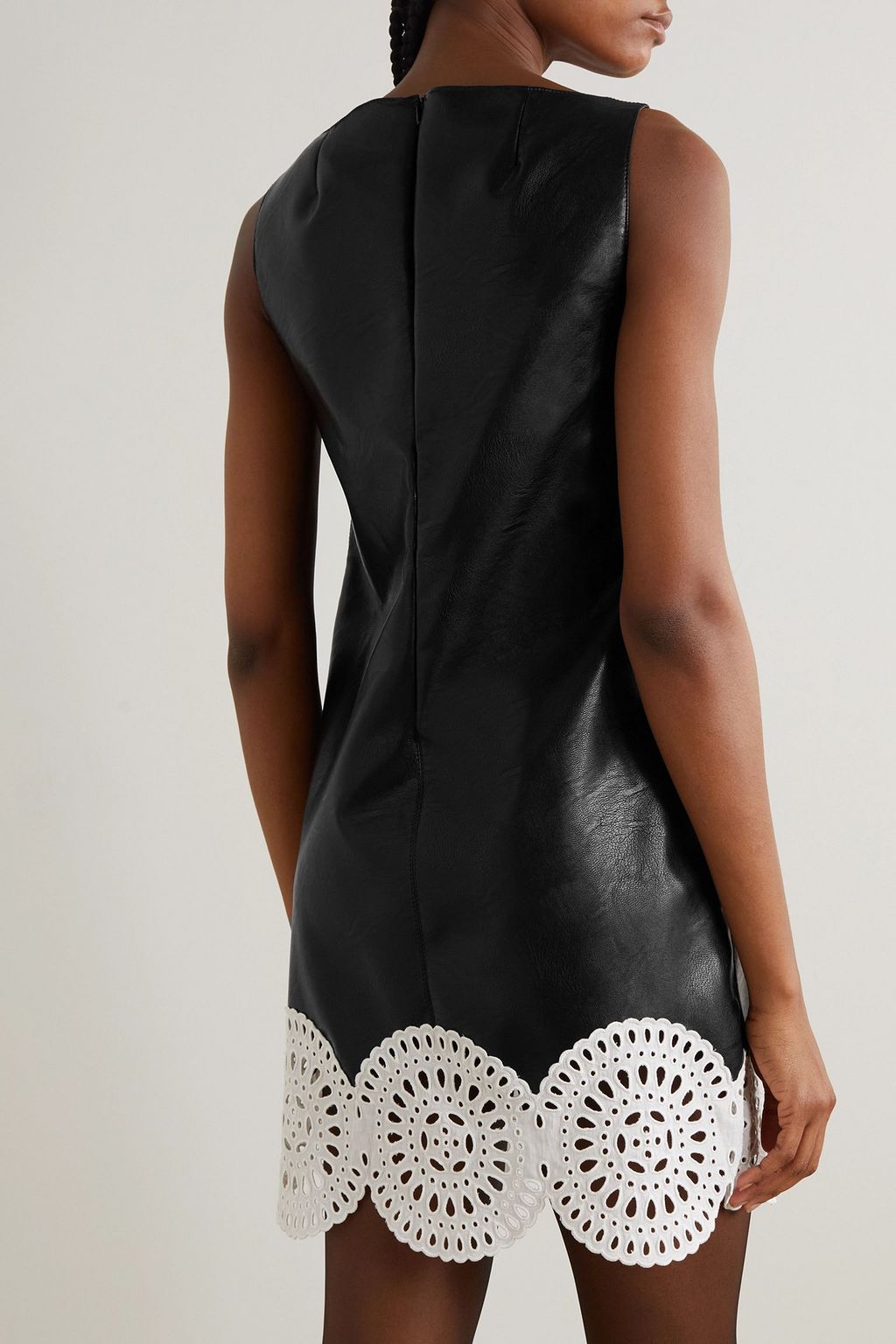 STELLA MCCARTNEY Minikleid aus Kunstleder mit Lochstickerei-Besatz