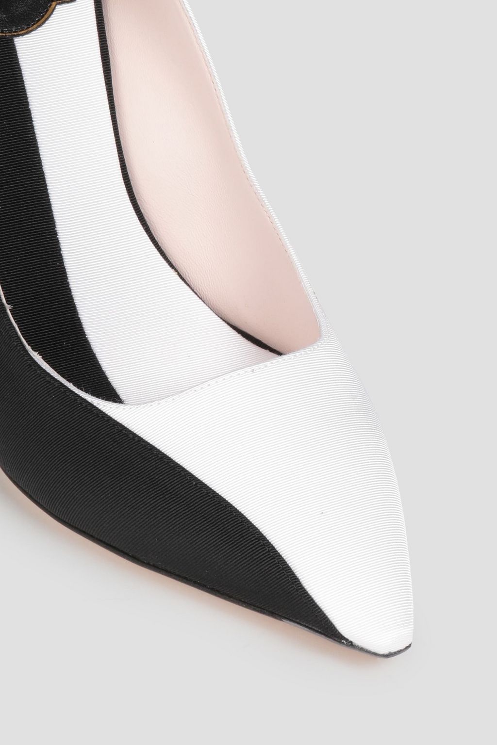 ROGER VIVIER حذاء بكعب عالٍ ’بيبو’ من القماش العثماني بلونين ومزين بعقدة فيونكة