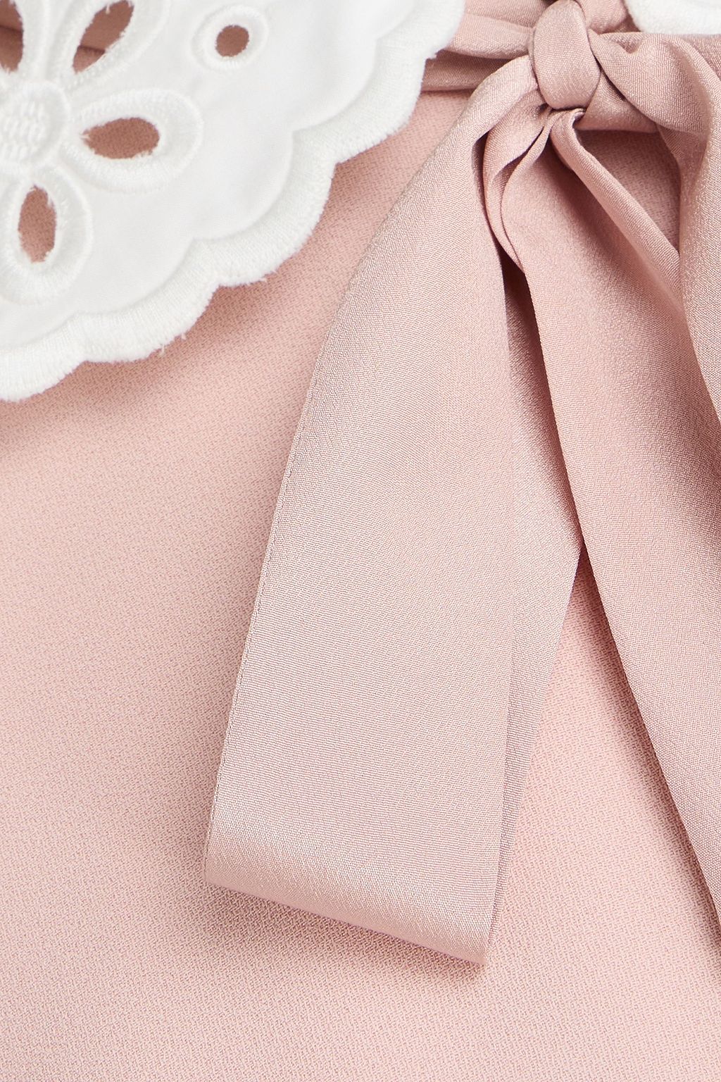 REDVALENTINO فستان قصير مصنوع من الكريب بحواف مزينة بتطريز إنجليزي