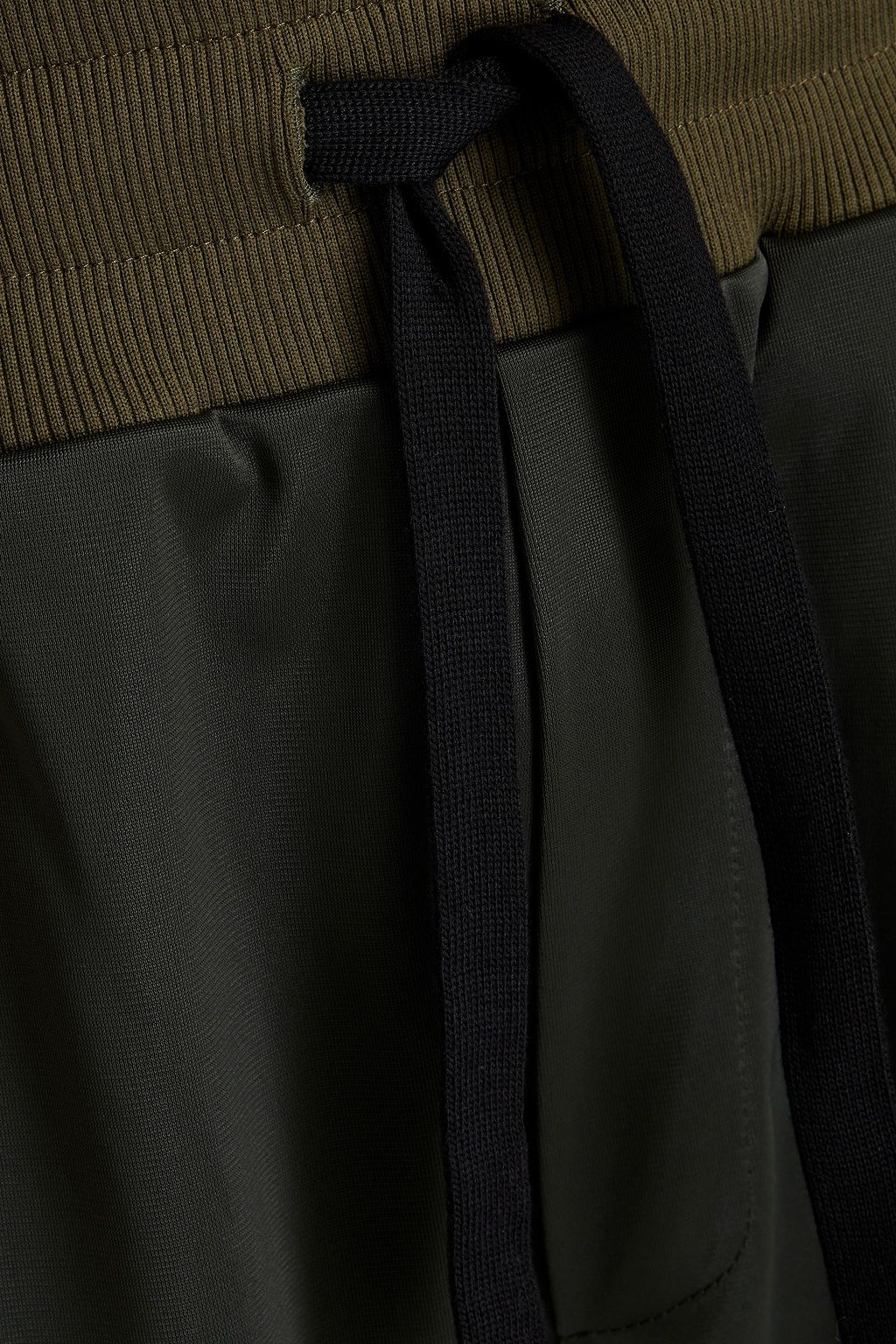 DOLCE&GABBANA Track Pants aus glänzendem Jersey mit Applikationen