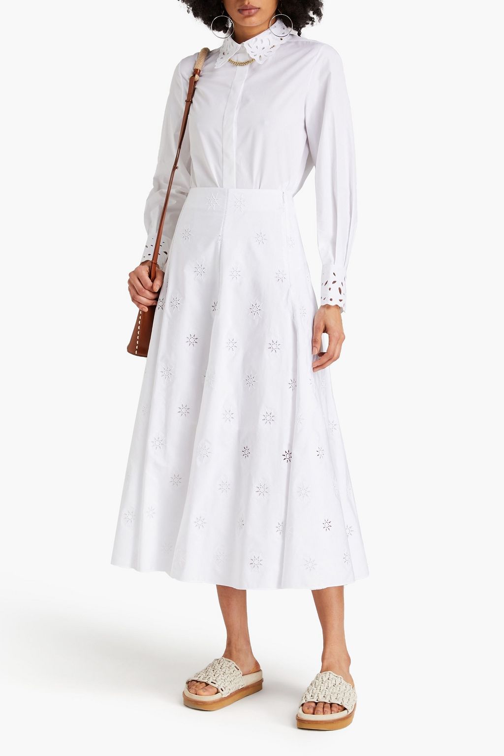 CHLOÉ تنورة متوسطة الطول مصنوعة من القطن بتطريز إنجليزي وبحواف بتصميم شبكي