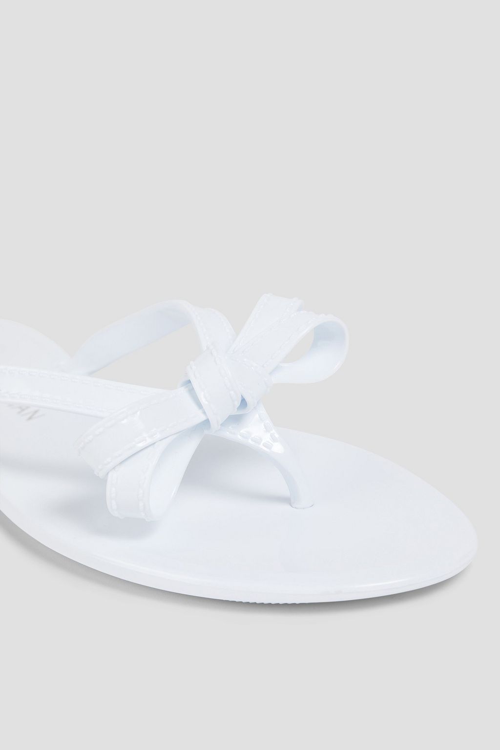 STUART WEITZMAN شبشب بإصبع من المطّاط مزين بعقدة فيونكة
