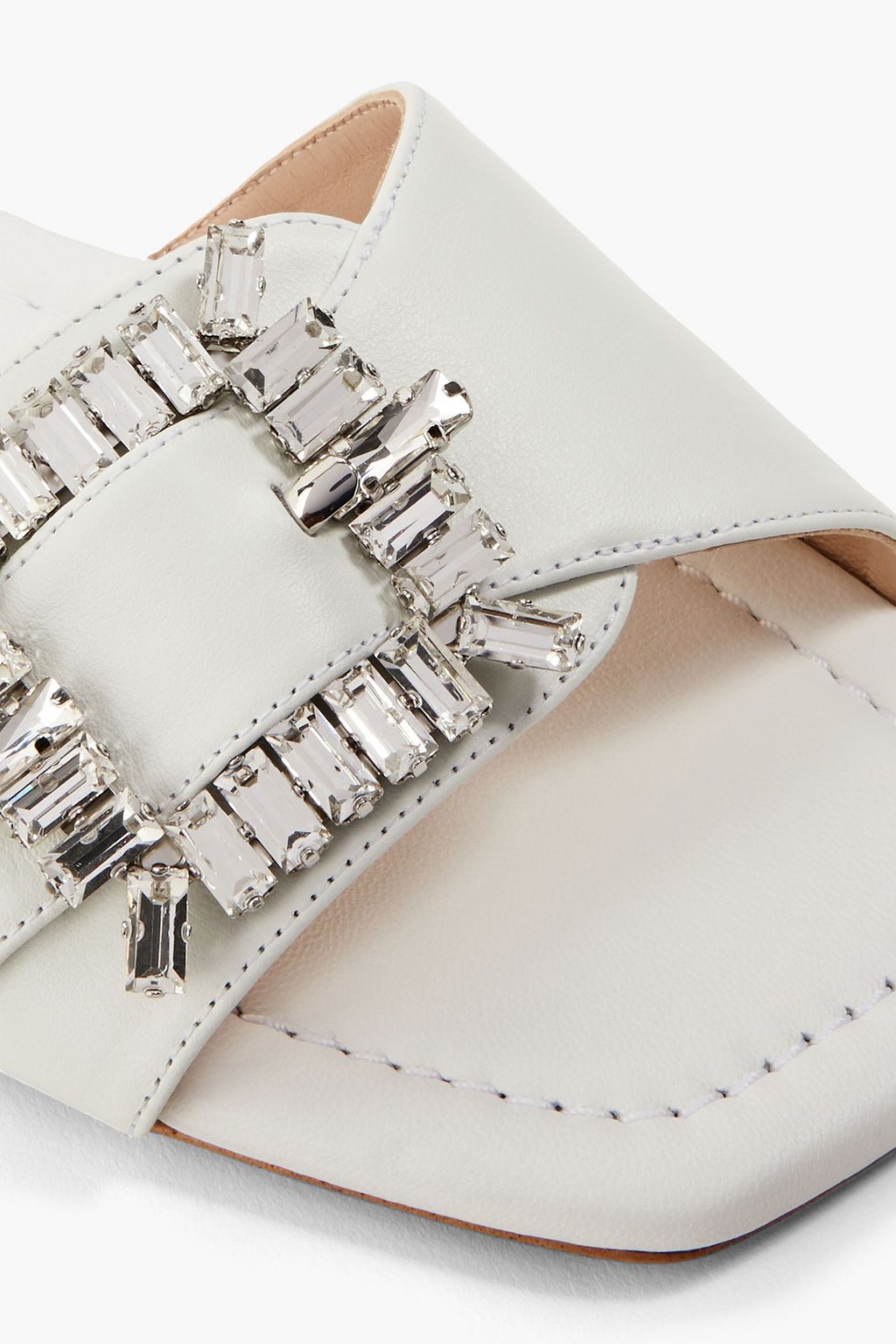 STUART WEITZMAN شبشب سلايدز من الجلد بلون ميتاليك مزين بزخارف