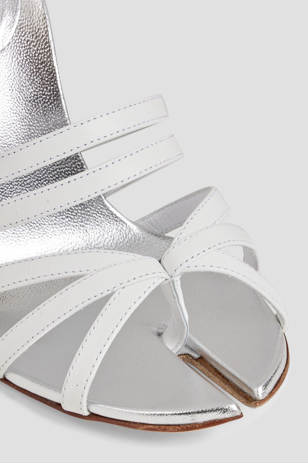 BURBERRY Sandalen aus Leder mit geteilter Zehenpartie und Verzierung