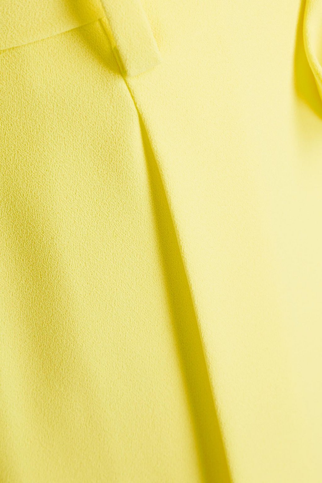 ALICE + OLIVIA شورت ’ستيفي’ من الكريب مزين بكسرات ومزوّد بحزام