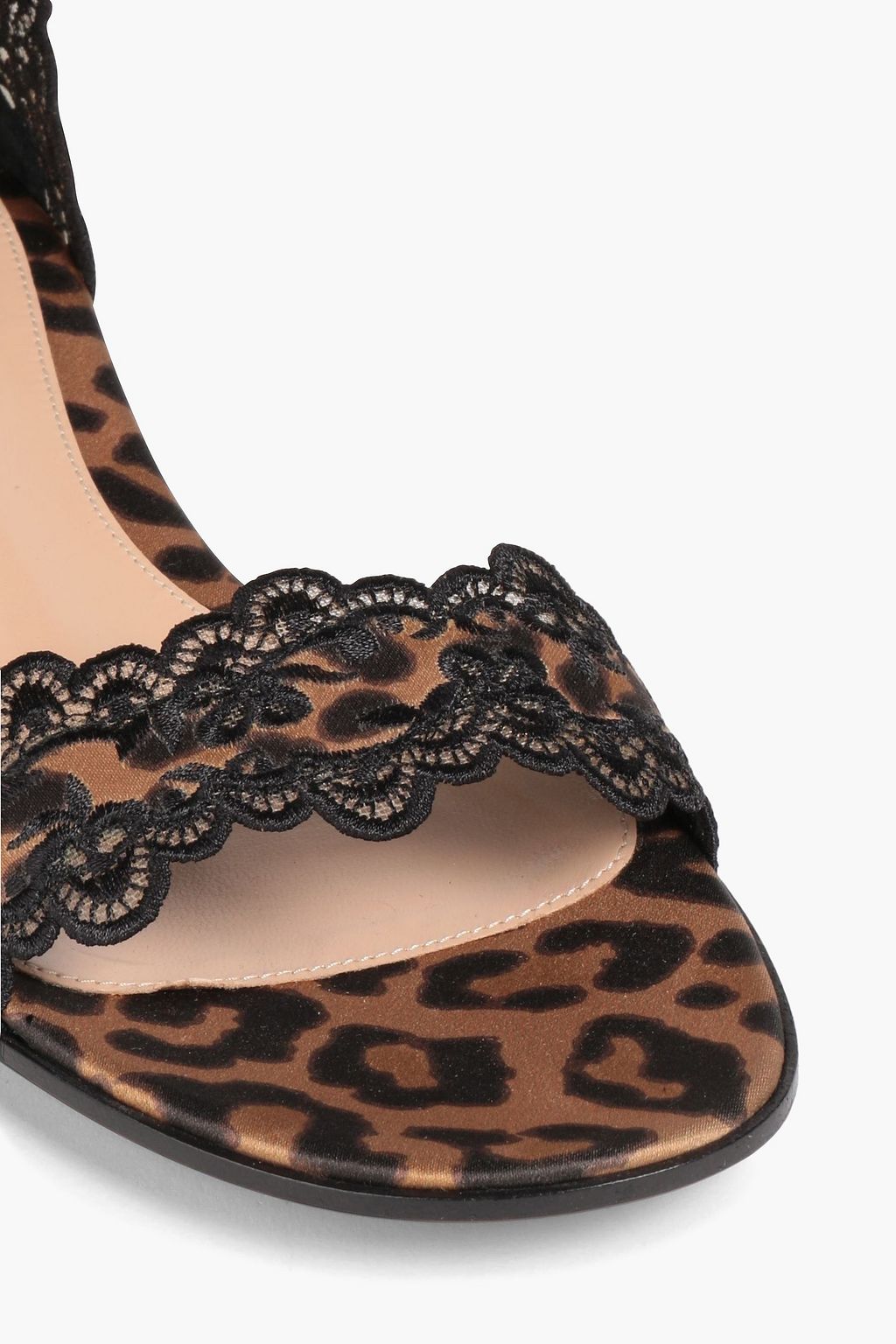 GIANVITO ROSSI صندل من الساتان مع نقوش النمر وبحواف من الدانتيل