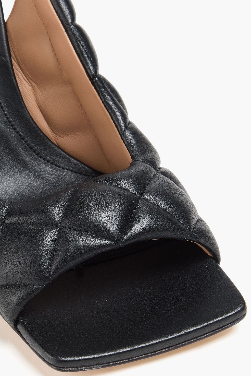 BOTTEGA VENETA صندل من الجلد بحزام خلفي وتصميم مبطّن