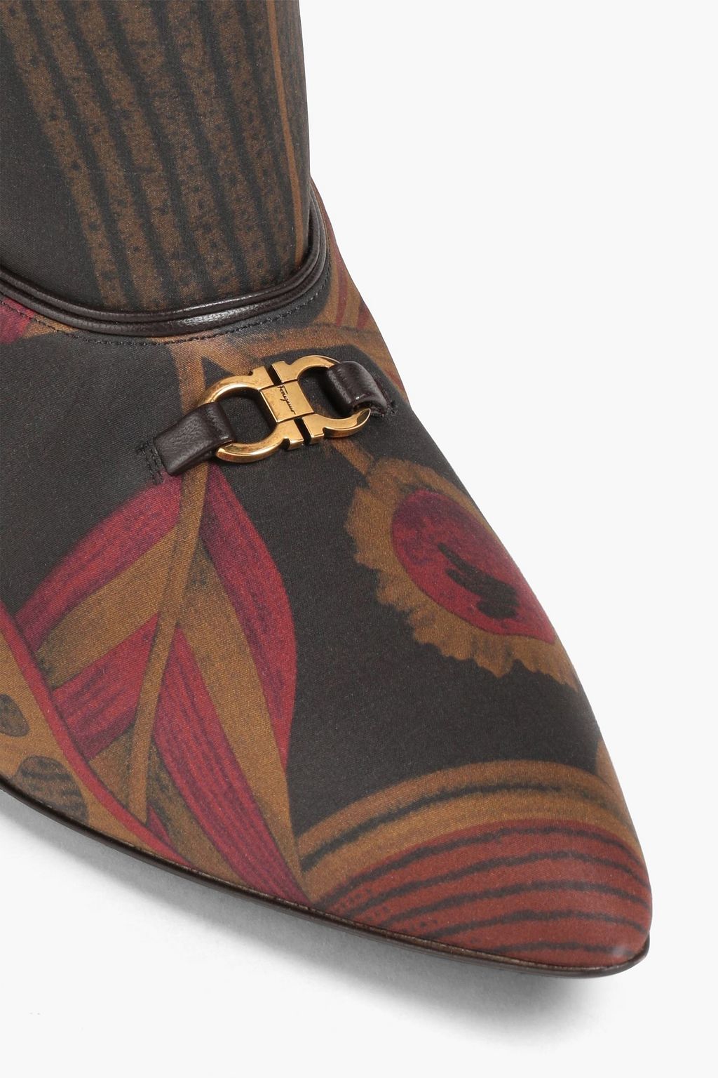 FERRAGAMO حذاء بوت من الجلد الصناعي مزين بزخارف وطبعات على شكل زهور