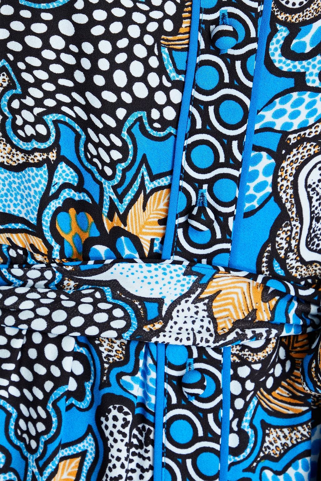 DIANE VON FURSTENBERG فستان متوسط الطول على شكل قميص من الكريب مزين بطبعات ومزوّد بحزام