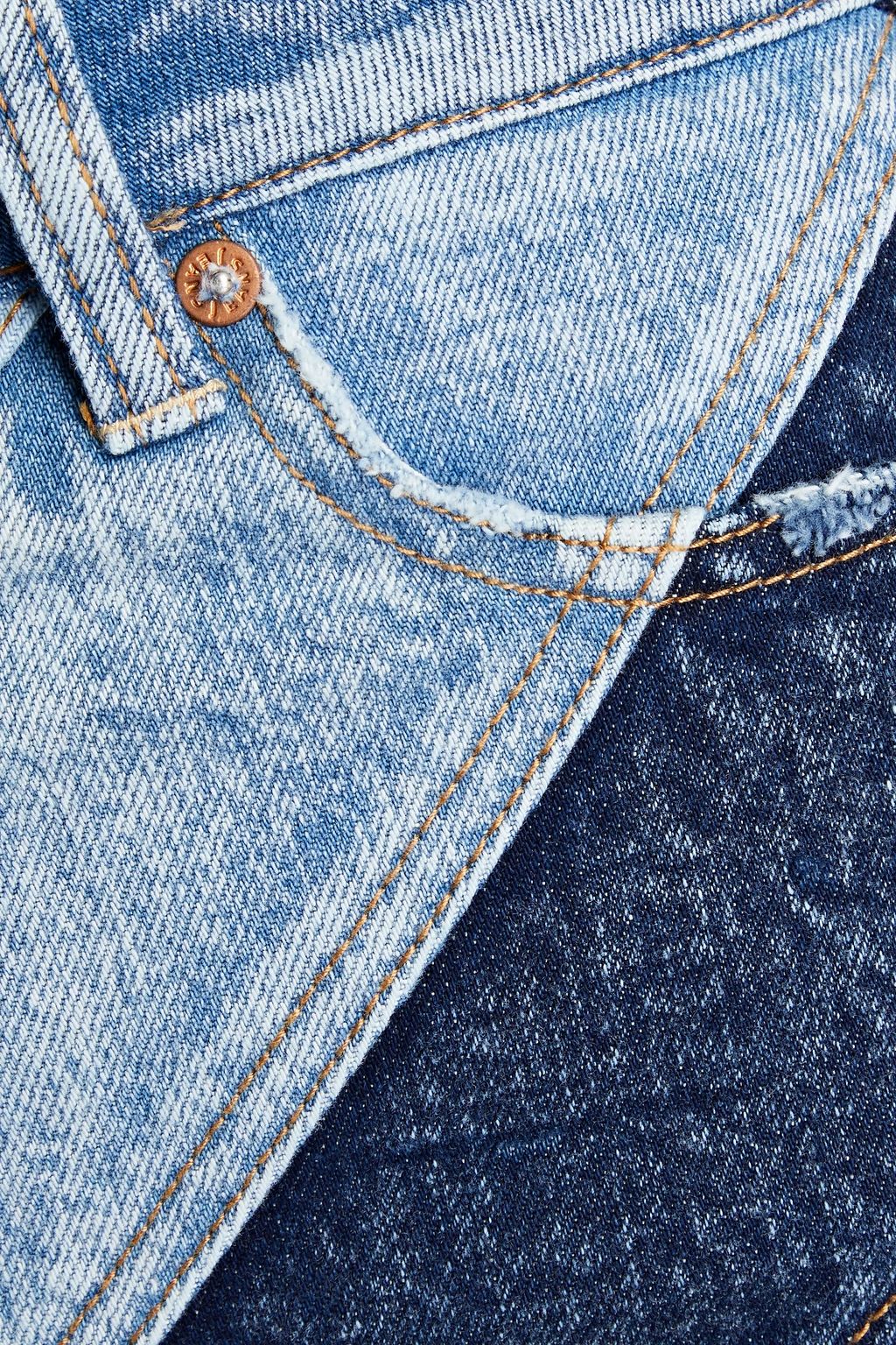 ALICE + OLIVIA JEANS تنورة قصيرة «جود» من الجينز بتصميم مخطط ومرقع