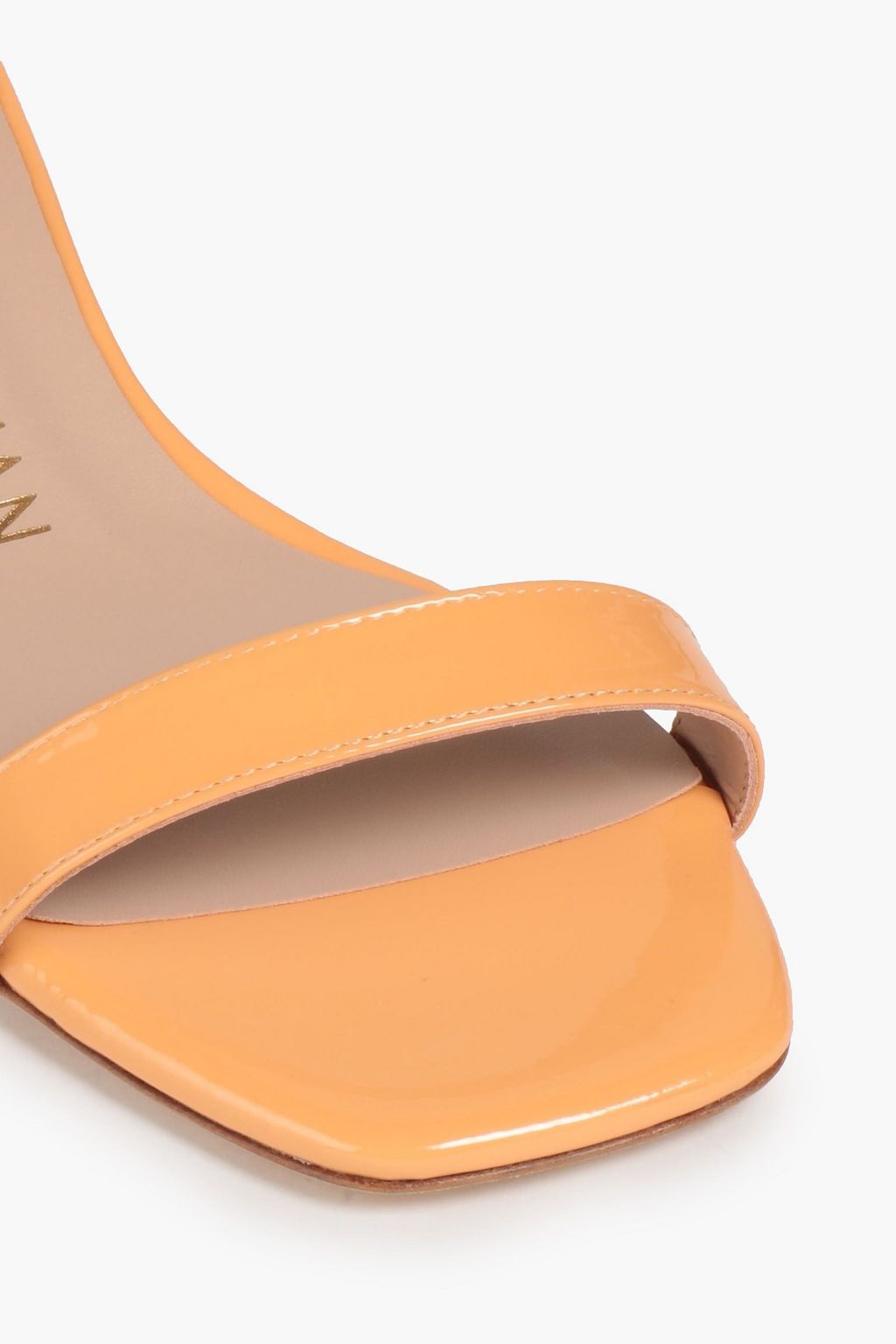 STUART WEITZMAN صندل من الجلد اللامع