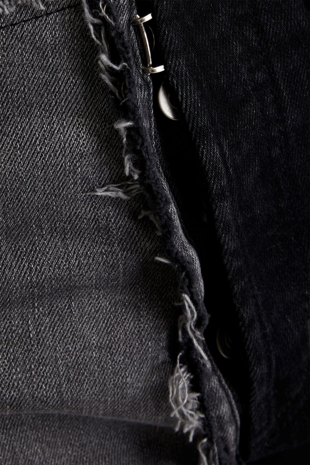 MAISON MARGIELA بنطلون جينز بأجزاء من قماش مختلف بقصة أرجل ضيقة مزين بطبعات