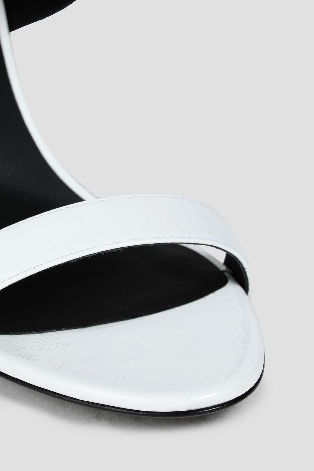 GIUSEPPE ZANOTTI 아리아 70 크링클 페이턴트 가죽 샌들