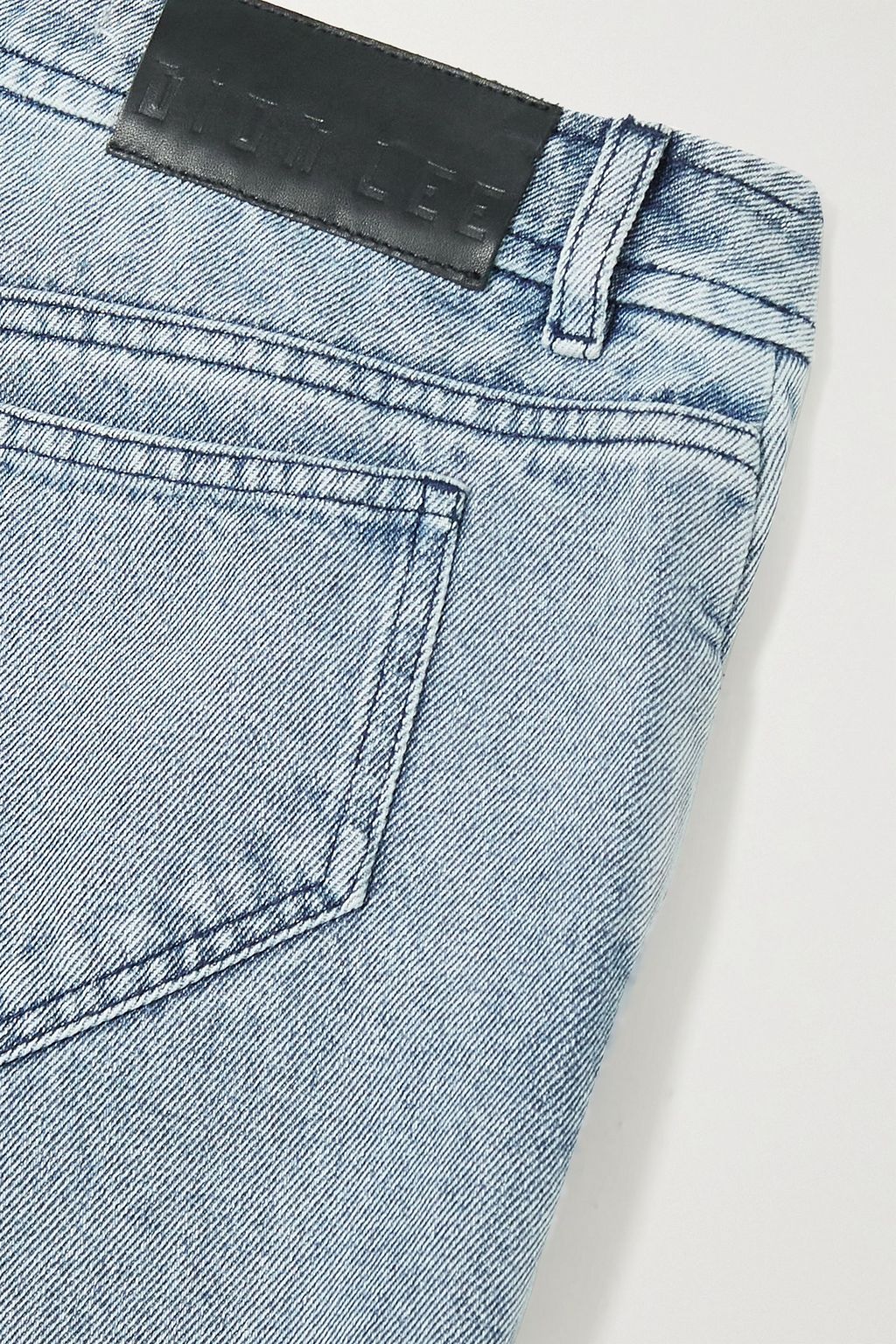 DION LEE بنطال جينز بخصر عالٍ وحواف واسعة من قطع محاكة بجانب بعضها البعض