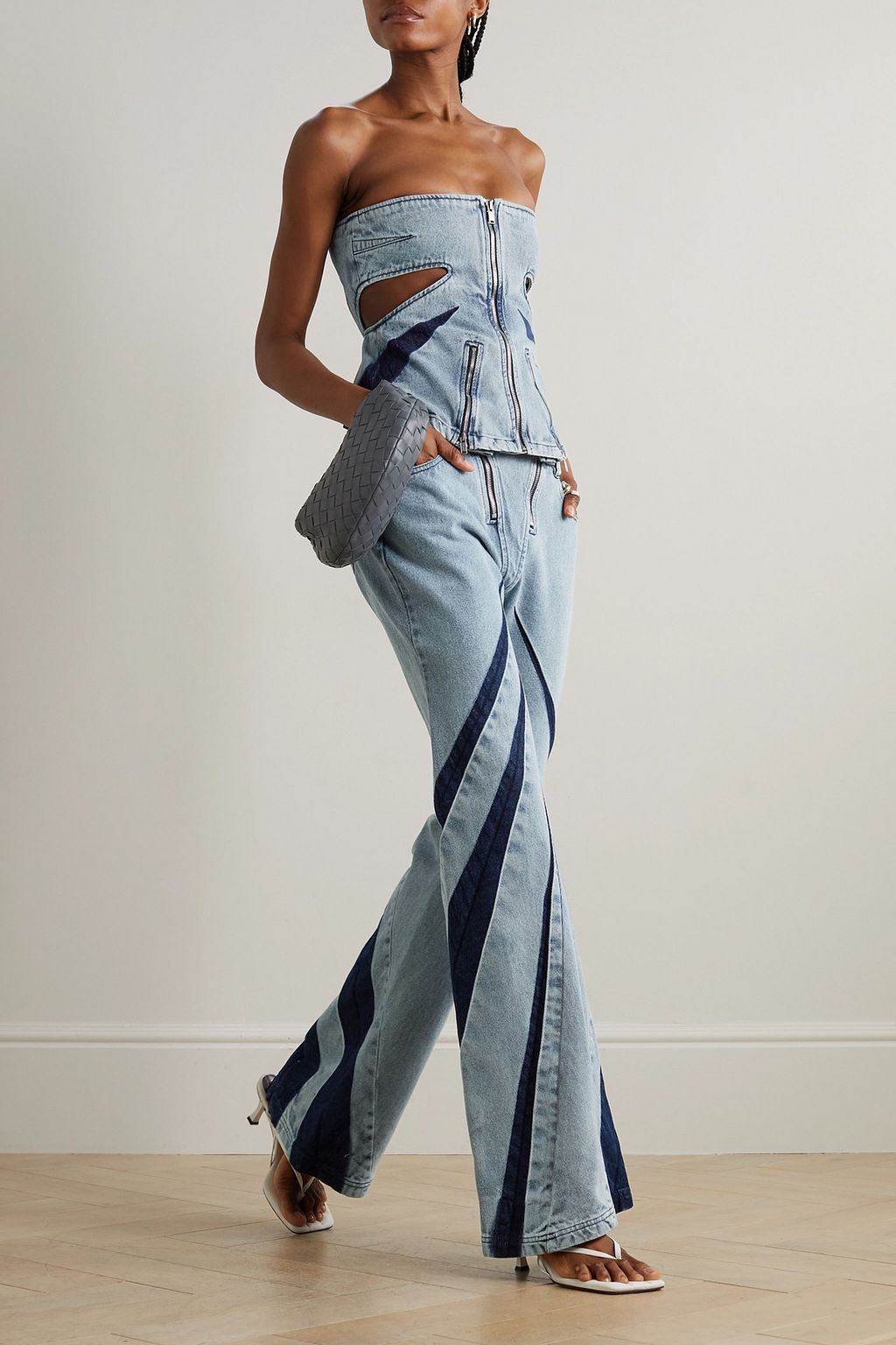 DION LEE بنطال جينز بخصر عالٍ وحواف واسعة من قطع محاكة بجانب بعضها البعض